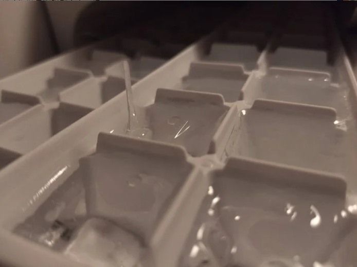 ▲有女網友發現打開製冰盒後，冰塊竟「長出尖刺」，好奇發問同時也釣出神人給正解。（圖／翻攝自《Dcard》）