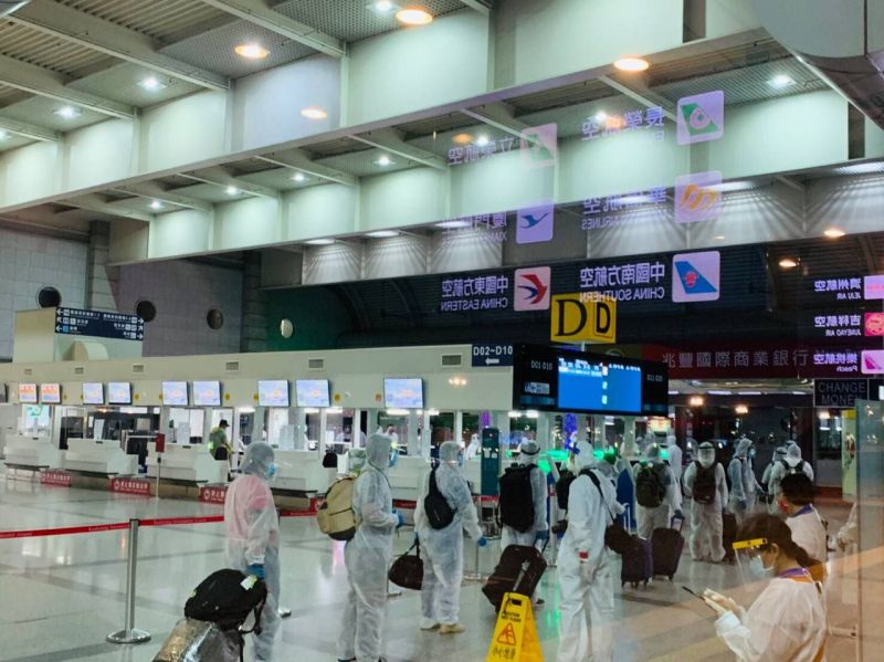 ▲外交部協助印尼籍船員返國。在高雄小港國際機場等候搭機。(圖／外交部提供)