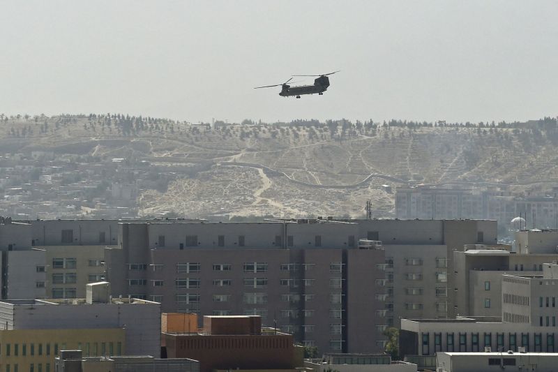 ▲有169名美國公民一度受困喀布爾飯店，最後美軍決定出動CH-47奇努克直升機接人。資料照。（圖／翻攝自紐約時報）