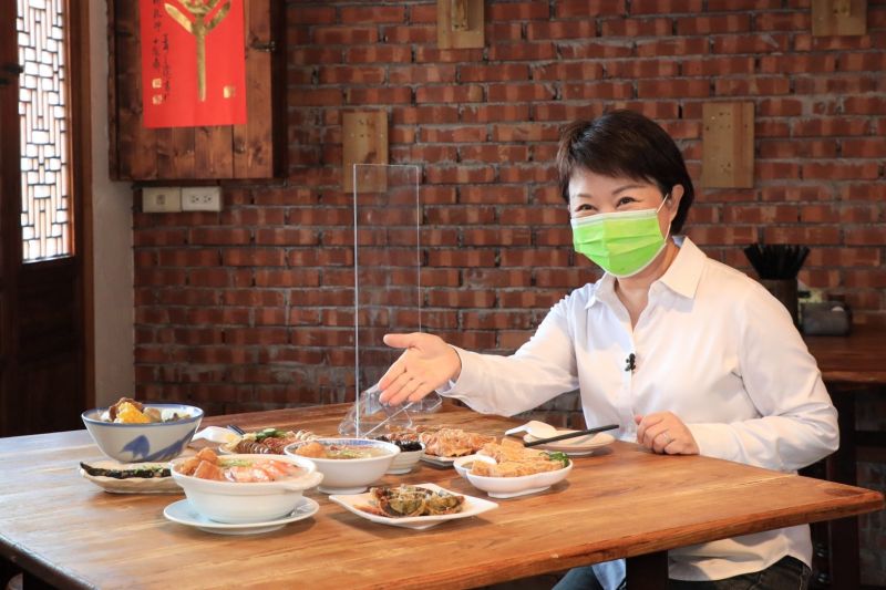 ▲市長盧秀燕特別走訪「台客燒肉粥」店家,化身美食節目主持人分享,「招牌肉粥」的滋味讓她一吃難忘,就是「媽媽的味道」(圖/柳榮俊翻攝2021.8.21)