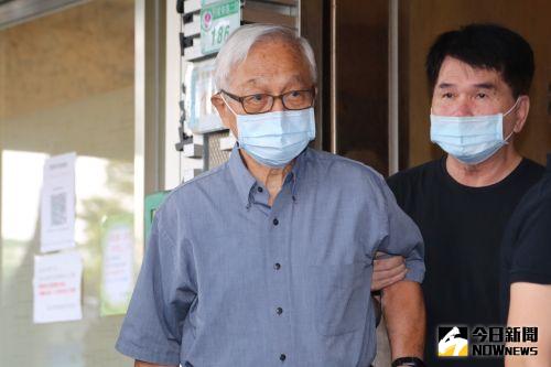 ▲攝影大師及資深導演賴成英（左），過去與李行導演合作密切，李行於2021年去世，他也到了靈堂致意。（圖／NOWNEWS資料照片）