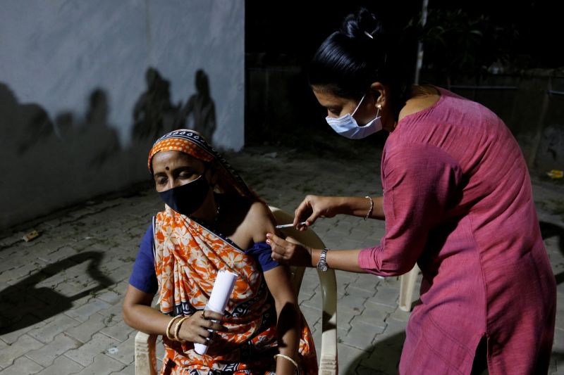 ▲印度批准使用全球首款DNA新冠疫苗，也是當地第2款獲得批准的國產疫苗。圖為印度民眾接種新冠疫苗。（圖／美聯社／達志影像）