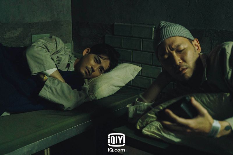 ▲張少懷(右)演出周渝民(左)獄友。(圖/愛奇藝國際站提供)