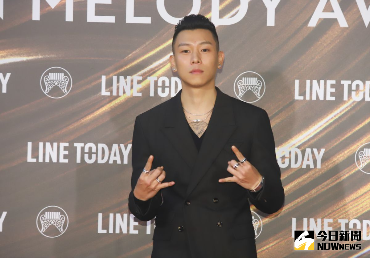 ▲瘦子難得露出脖子，直言好赤裸。（圖／NOWnews攝影中心提供）