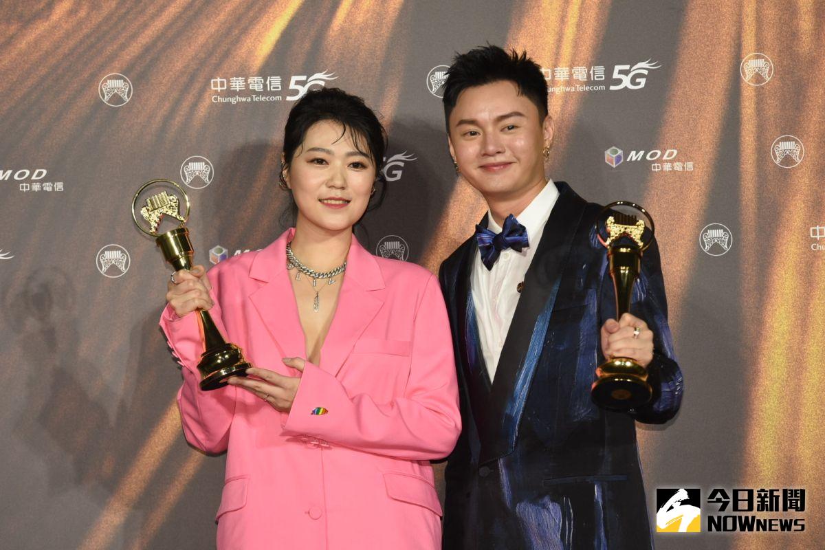 ▲曹雅雯（左）和許富凱是多年好友，如今2人一起喜拿金曲獎。（圖／NOWnews影像中心）