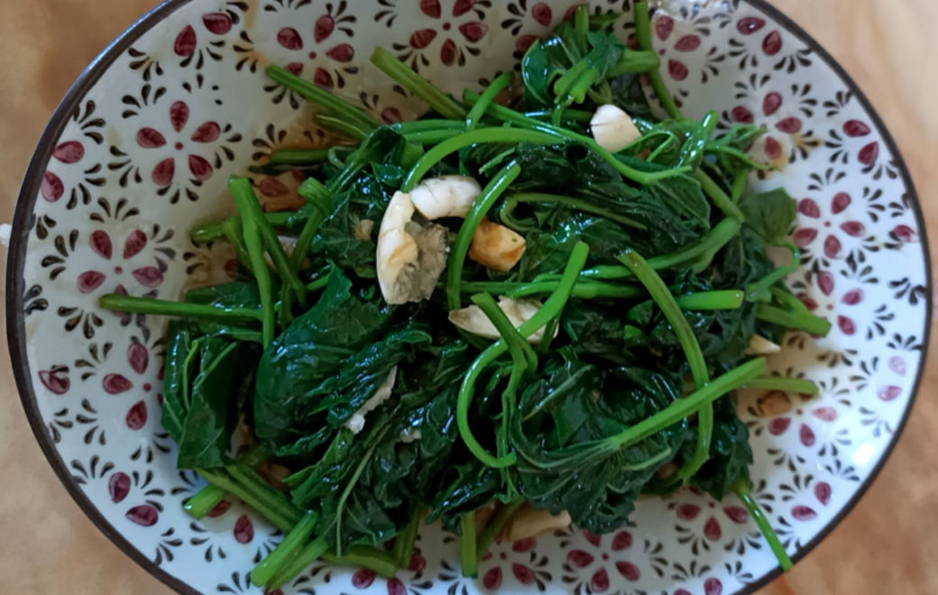▲地瓜葉不用炒的也可以很美味，一名女網友分享3步驟，秒變出一盤古早味。（圖／翻攝自臉書社團《家常菜》）