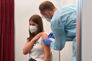 德國新政府擬立法　2022年3月強制醫護人員打疫苗
