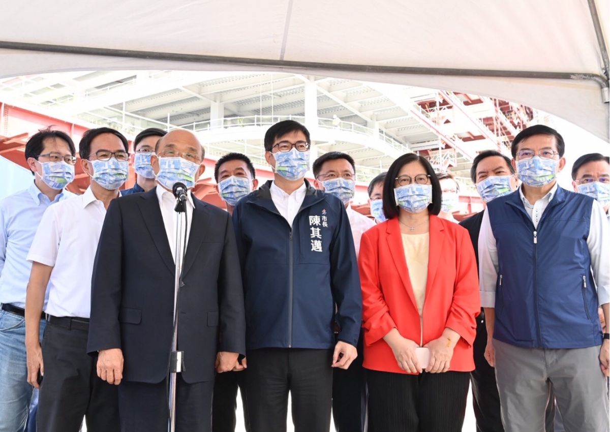 ▲行政院長蘇貞昌出席「高雄驛起飛」啟動典禮，高雄市長陳其邁、多名在地立委一同現身。（圖／行政院提供）
