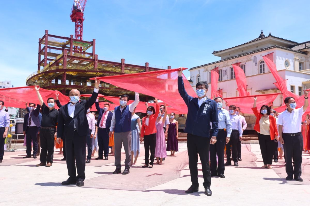 ▲「啟動新未來，高雄驛起飛」的啟動儀式由市長陳其邁、行政院長蘇貞昌及高雄各級民意代等人一起拉動紅色布幔。(圖／高市府工務局提供)