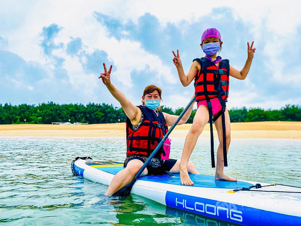 ▲澎湖國家風景區管理處22日表示，操作騎乘器具之水域遊憩活動，滑水板、立式划槳等各類器具之活動，全程配戴口罩情況下開放使用，24日起再開放游泳、浮潛、潛水與風浪板等活動。（圖/中央社）