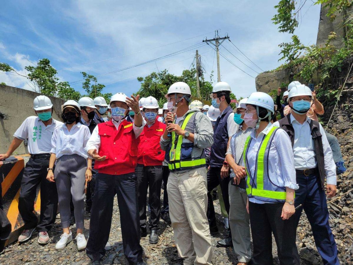 ▲連日豪大雨造成高市六龜山區多處坍方，行政院長蘇貞昌今天南下視察，要求營建署全力協助高市府重建工作，六龜居民能早日有一條安全回家的路。(圖／高市府工務局提供)