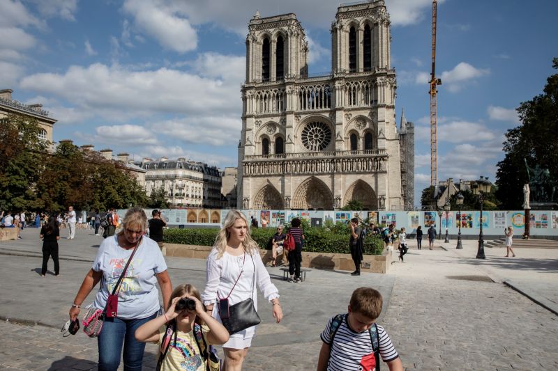 ▲今年夏天，光之城巴黎的旅遊業仍壟罩在疫情的陰影之下。儘管已鬆綁旅遊規範，外國遊客總人數仍不及過去的一半。（圖／美聯社／達志影像）