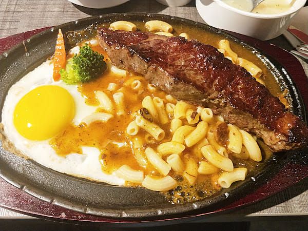 ▲台式牛排鐵板麵選哪種麵條?老饕分享「隱藏點法」。(圖/翻攝自《爆廢公社公開版》)
