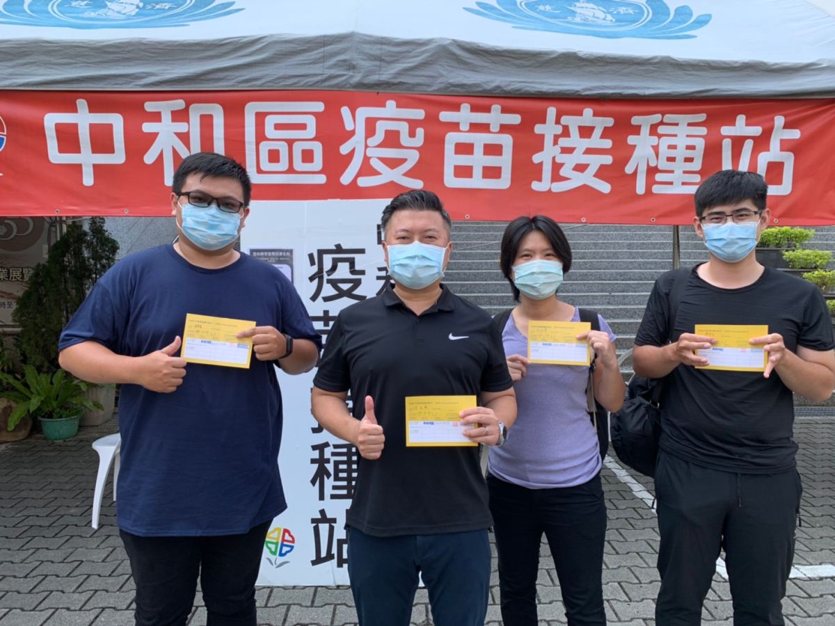 ▲新北市議員張志豪（左二）今日也率領著助理團隊施打國產的高端疫苗，用行動力挺國產、挺總統。（圖／新北市議員張志豪服務處提供）