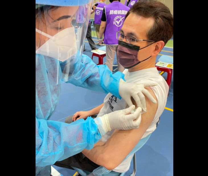 ▲鄭運鵬在臉書發文表示，打高端疫苗，每一個人大約1分鐘內搞定，效率很好，而且「來不及痛一下就結束了」。（圖/翻攝鄭運鵬臉書）