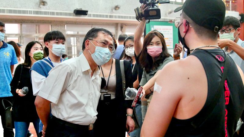 ▲高端疫苗開打第一天,台北市副市長蔡炳坤23日上午前往視察疫苗施打狀況。(圖/台北市政府提供)
