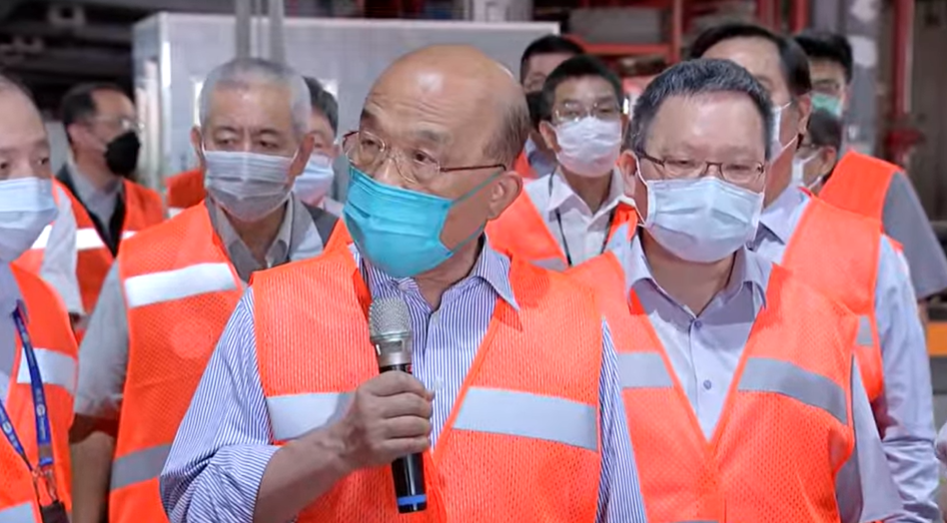 ▲行政院長蘇貞昌視察航空快遞包裹X光機檢查情形，對於出現破口讓非洲豬瘟病毒入台相當不悅。（圖／翻攝共訊畫面）