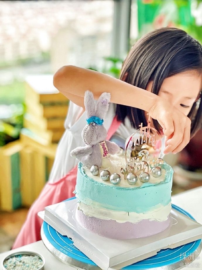 ▲吳辰君分享女兒Mia做的生日蛋糕。（圖／吳辰君微博）
