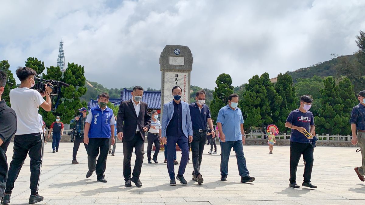 ▲朱立倫823砲戰紀念日前往金門太武山軍人公墓祭祀，由金門縣長楊鎮浯等人陪同。（圖／朱立倫辦公室提供）