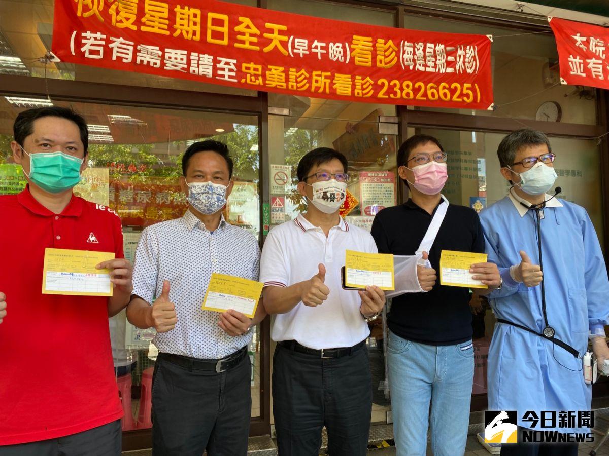 ▲台中立委張廖萬堅及市議員張耀中等人，今天完成第一劑高端接種，以實際行動挺國產。（圖／記者金武攝，2021.8.23)