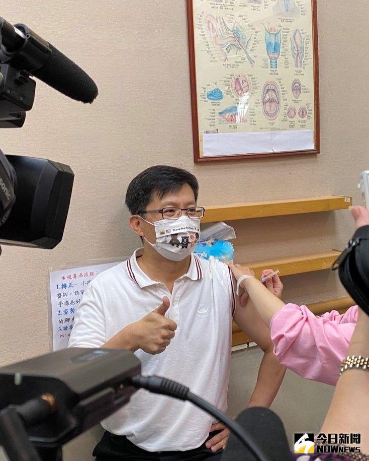 ▲台中立委張廖萬堅表示,高端解盲成功,並取得政府緊急使用授權,二條件下一定打。(圖/記者金武鳳攝,2021.8.23)
