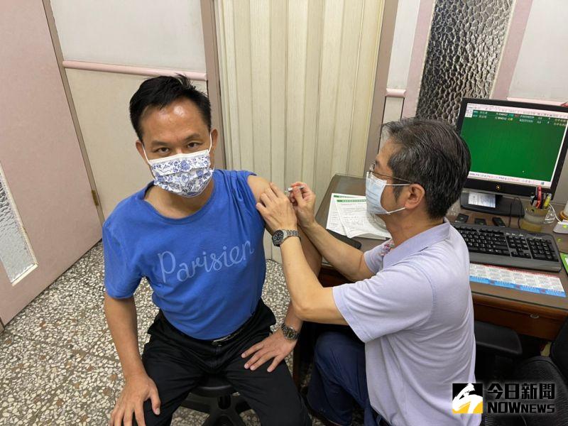▲台中市議員張耀中今天一早就完成第一劑高端疫苗施打,表示「沒什麼感覺」,對國產疫苗有信心。(圖/記者金武鳳攝,2021.8.23)