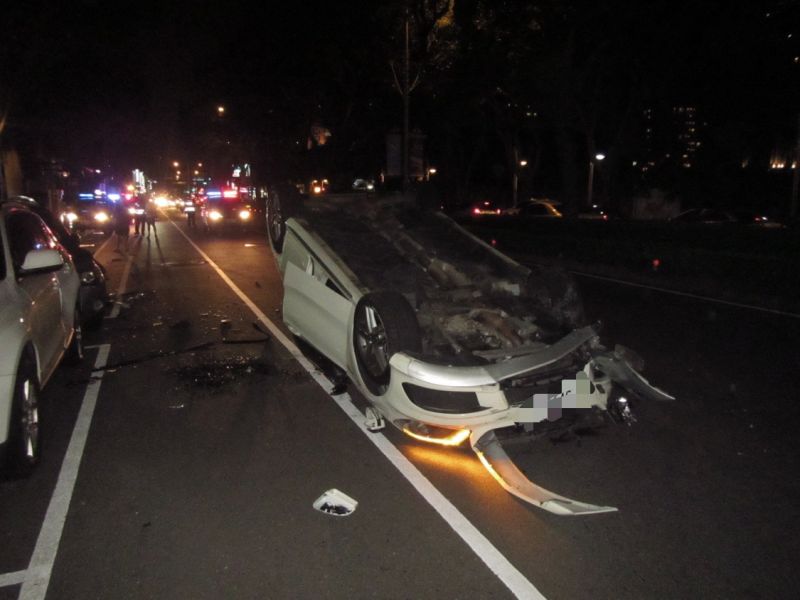 女子連撞3車翻覆  醫院「尿遁」落跑
