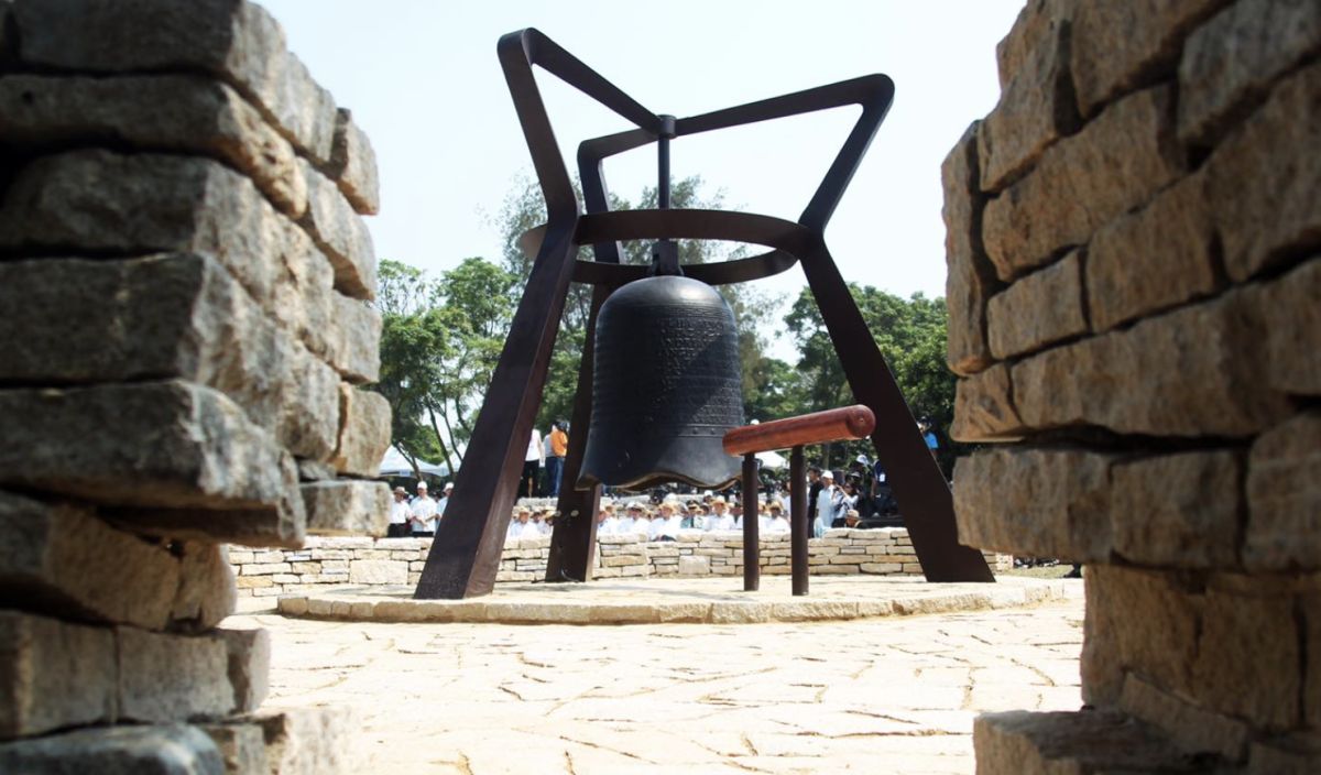 ▲作者劉錫輝是古寧頭戰役的倖存者。圖為金門古寧頭和平紀念園區和平鐘照片。（圖／翻攝自臉書）