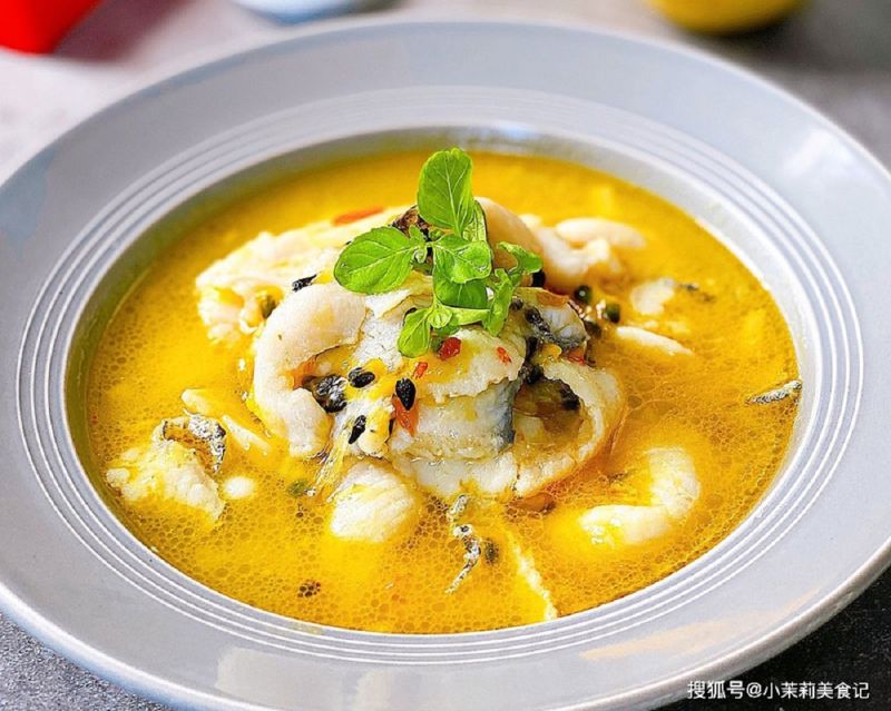 ▲搜狐美食專欄《小茉莉美食記》分享魚湯的另類煮法，就是將「百香果」與魚片一起熬煮，湯頭鮮甜又開胃！