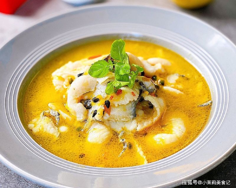 ▲搜狐美食專欄《小茉莉美食記》分享魚湯的另類煮法,就是將「百香果」與魚片一起熬煮,湯頭鮮甜又開胃!