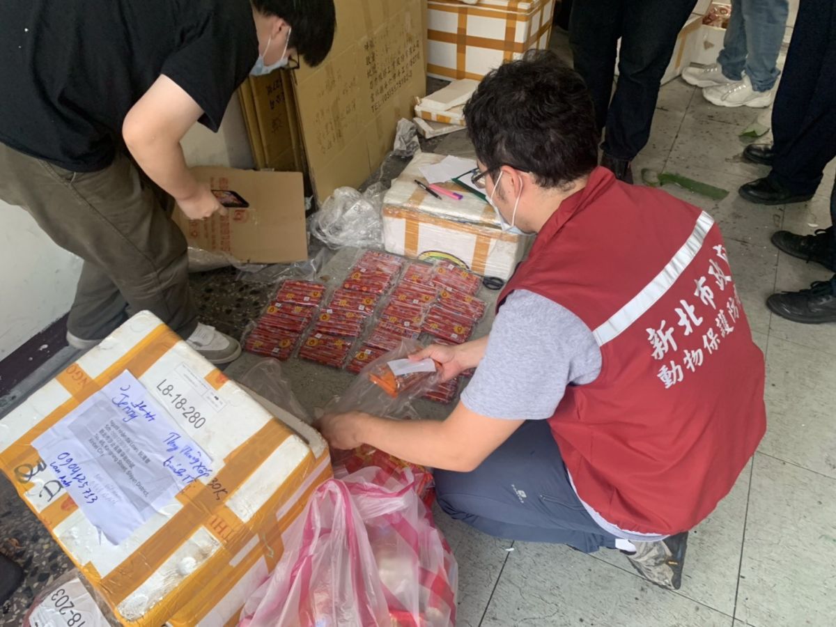 ▲新北市政府動保處會同防檢局基隆分局、衛生局及海山分局前往稽查，現場查獲包含月餅、熱狗、火腿腸及豬肉捲等，越南進口的肉製產品。（圖／新北市政府動保處提供）