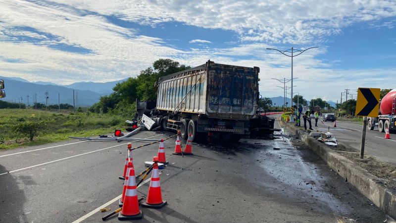 ▲曳引大貨車撞擊停放路旁道路瀝青施工工程車，導致2車輛均翻覆，駕駛一人受傷已送醫院治療。（記者黃正忠翻攝,