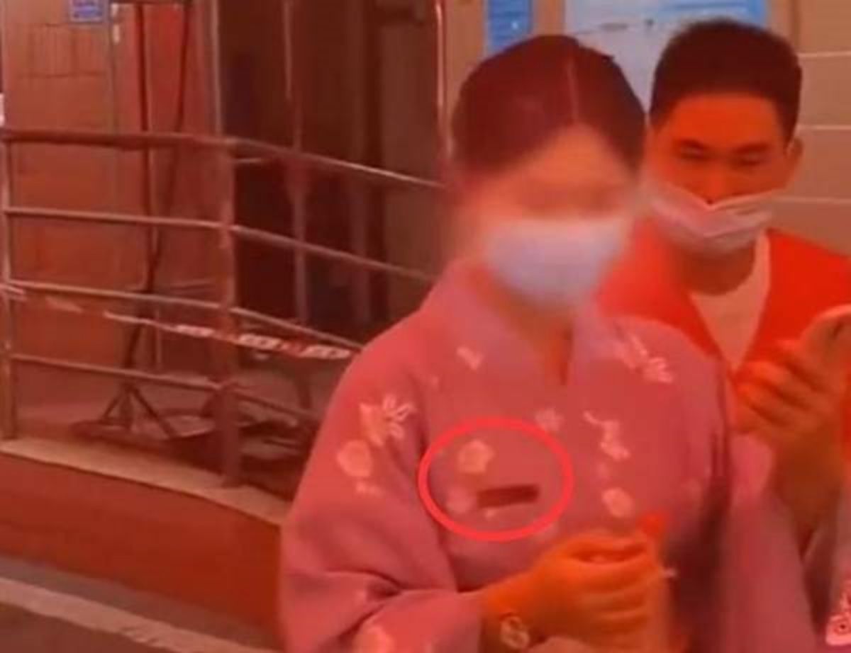 ▲一段廈門女子身穿和服，去篩檢站做核酸檢測被拒的影片，近日在微博上流傳。（圖／翻攝自網易）