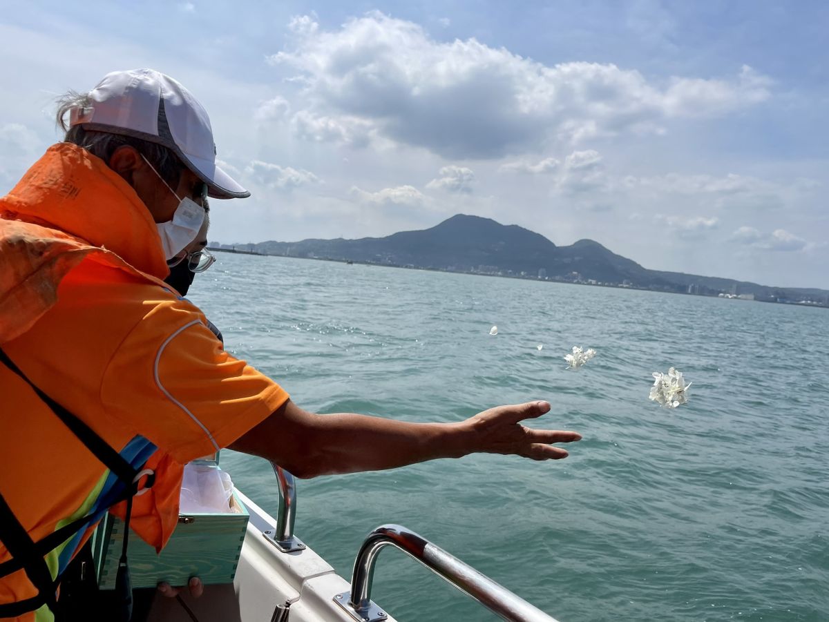 ▲新北市今年海葬原計辦理五梯次，受疫情的影響，延後至今日及9月7日兩梯次。（圖／新北市政府民政局提供）