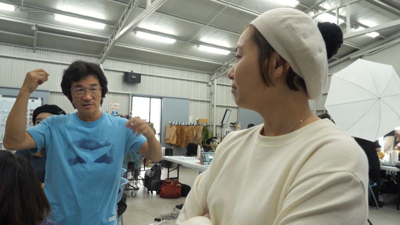 ▲魏德聖(左)和造型指導林欣宜討論。(圖/米倉影業)