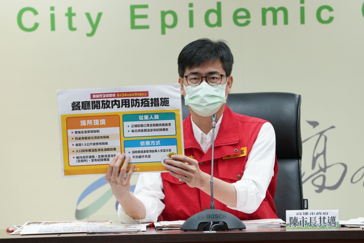 ▲高雄市長陳其邁今天表示，在餐廳內就是要用隔板，若發現餐廳或民眾把隔板移開用餐等違規情形，如經勸導不聽就直接開罰。(圖／高市府提供)