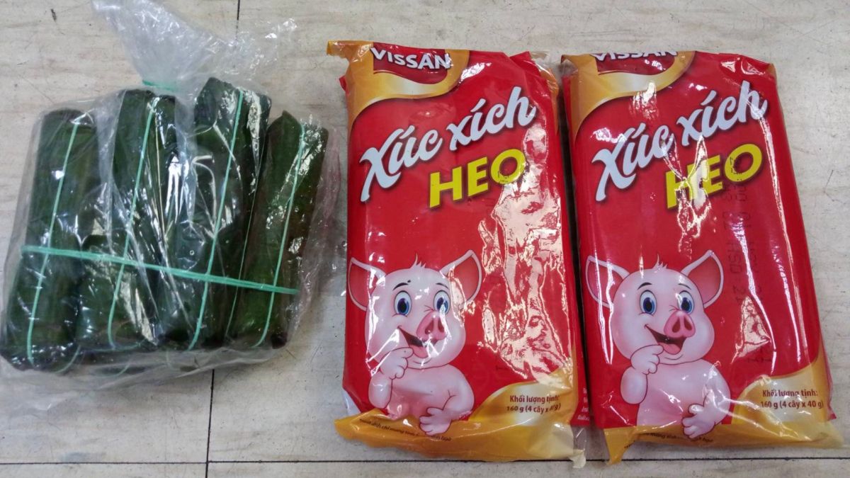 ▲高雄市林園分局今天查獲2名越籍女子疑似持有越南豬瘟肉品，查扣後送農業局檢驗。（圖／記者郭凱杰翻攝）