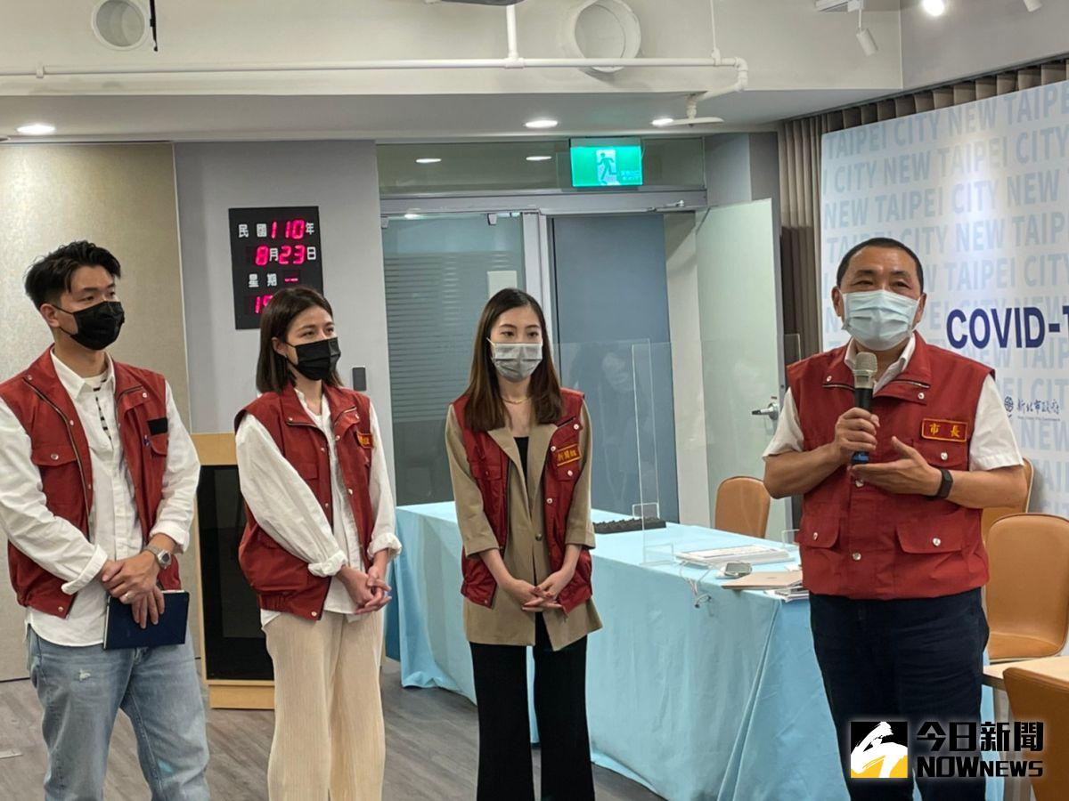 ▲新北市長侯友宜向媒體介紹2名新任的市府副發言人－呂家愷（左一）、蔡畹鎣（右二），將與已擔任副發言人的戴湘儀（左二），組成陣容強大的副發言人群。（圖／記者陳志仁攝）