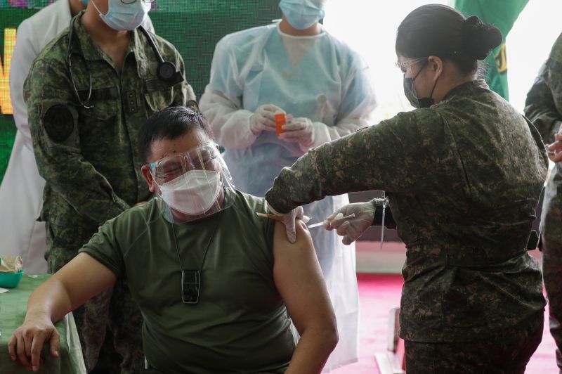 ▲菲律賓參謀總長佛斯蒂諾雖已完整接種兩劑疫苗，23日仍宣布確診。（圖／美聯社／達志影像）