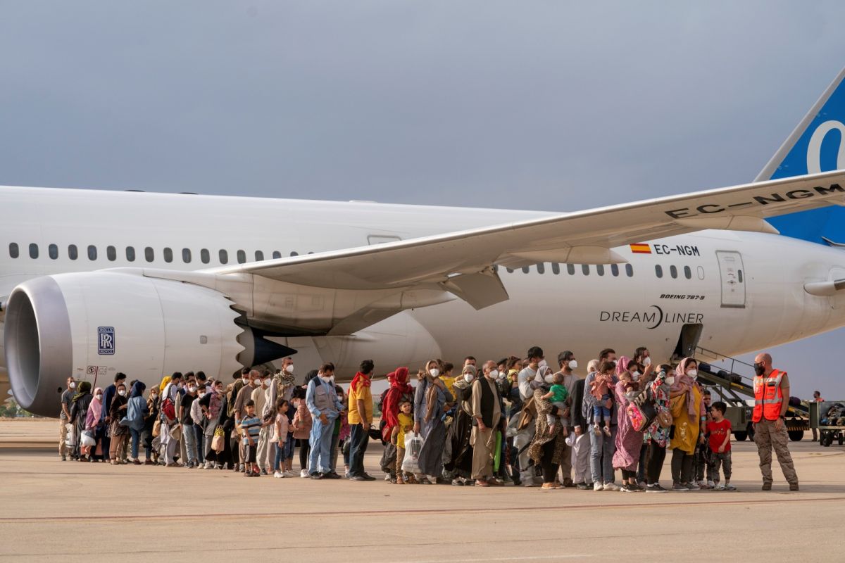▲從阿富汗撤離公民或援助當地人民離開的行動，仍在持續進行中。圖為一架載著阿富汗人的班機抵達西班牙馬德里。（圖／美聯社／達志影像）