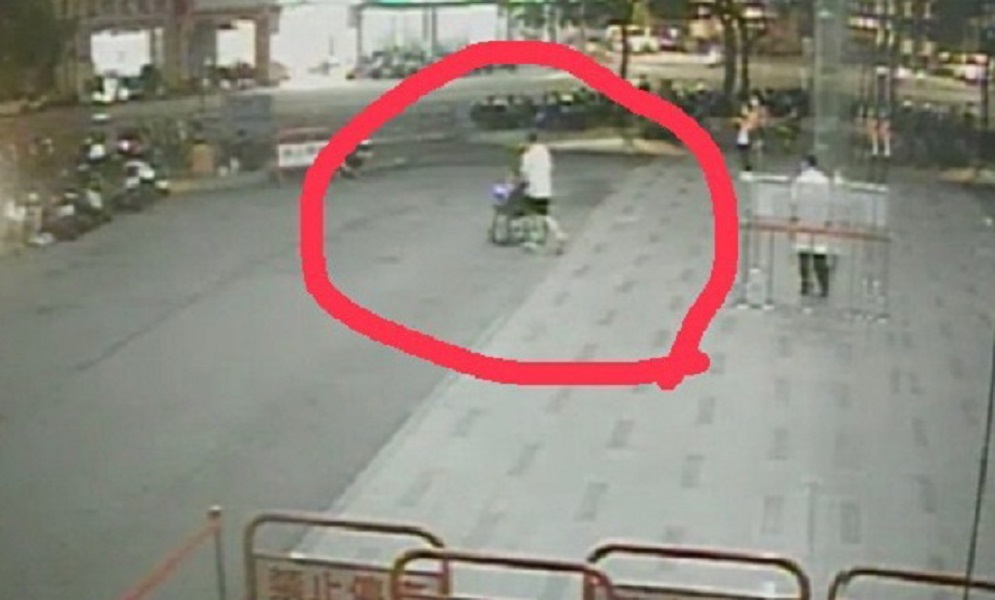 ▲林婦施展「尿遁」術，由兒子推著輪椅逃離醫院(圖/記者鄧力軍翻攝)