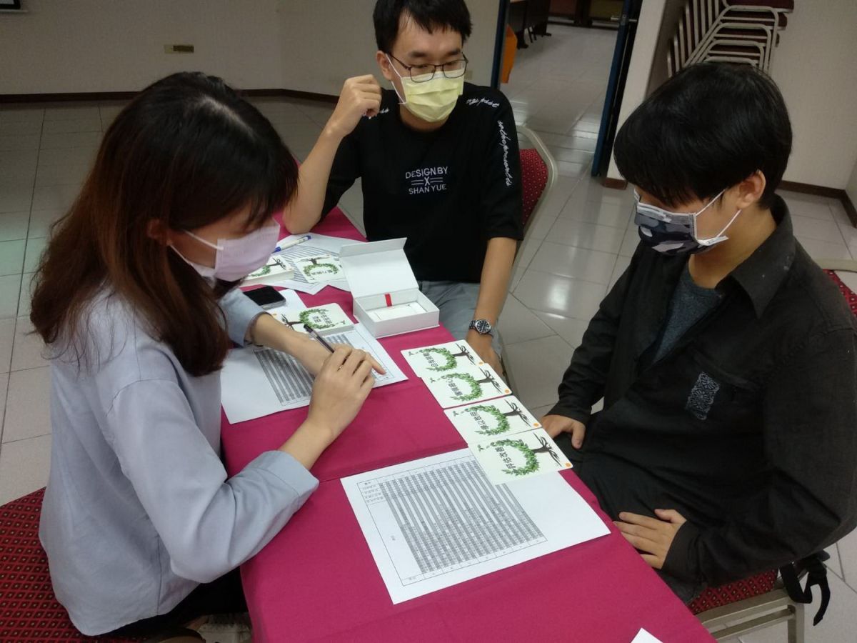 ▲勞工局藉由職涯探索卡牌的遊戲，讓青年對於未來的生涯規劃有更方向。（圖／新北市政府勞工局提供）