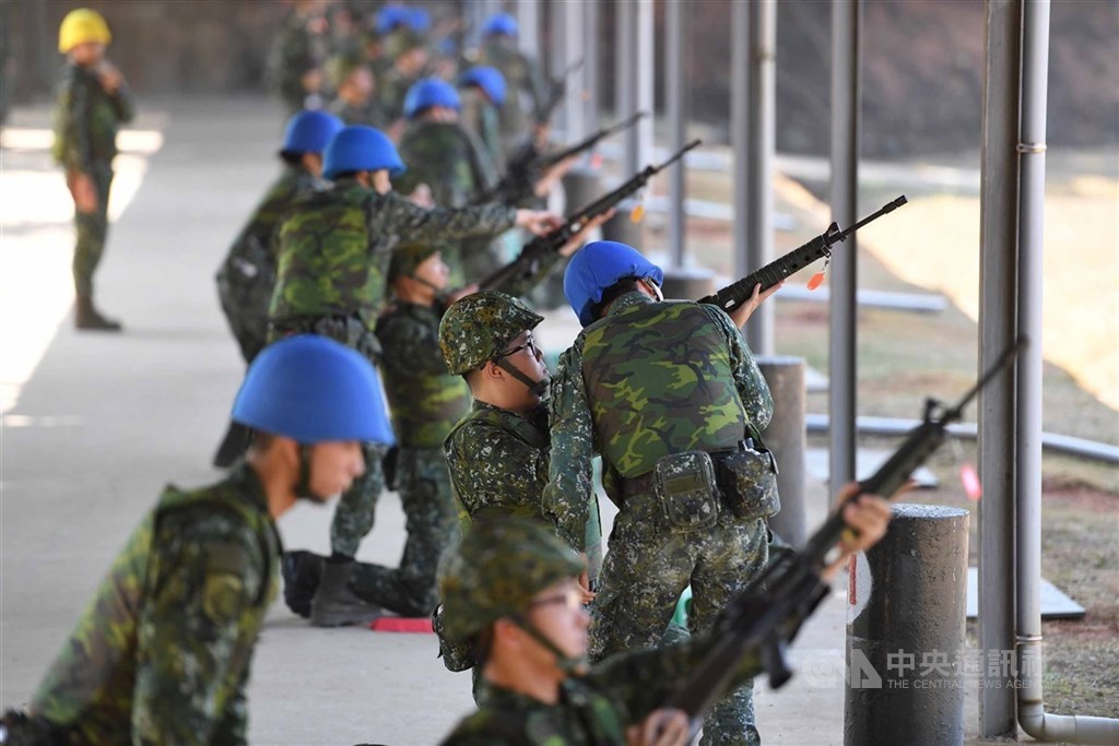 ▲總統府24日表示，入伍役男將比照國軍士官，進行疫苗接種作業。圖為陸軍實彈射擊演練。（圖/中央社）