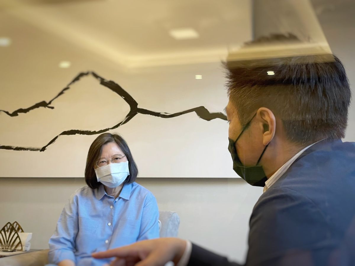 ▲總統蔡英文接種完高端疫苗後，仍進行一整天的工作行程。（圖／取自張惇涵臉書）