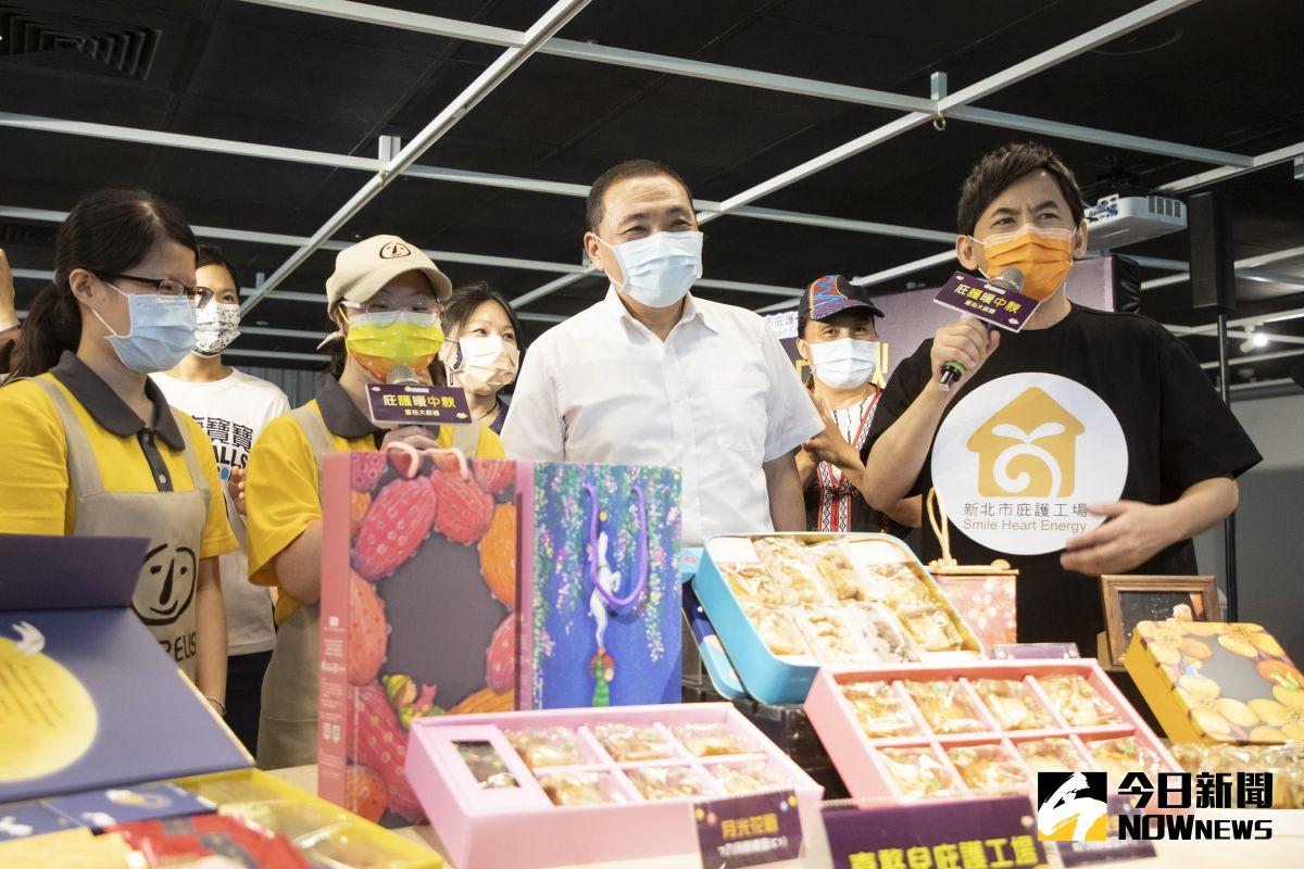 ▲新北市長侯友宜及代言人黃子佼（右一）今日也特別出席「庇護暖中秋－愛心大獻禮」線上暖心展售會的活動，攜手力推。（圖／記者陳志仁攝，2021.08.24）