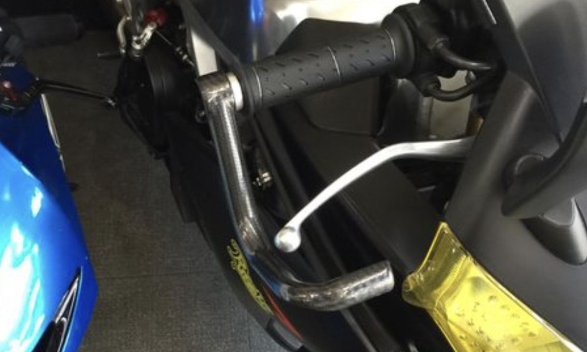 ▲網友分享自己看到有機車的把手上「多裝一根」，好奇作用為何。（圖/PTT）