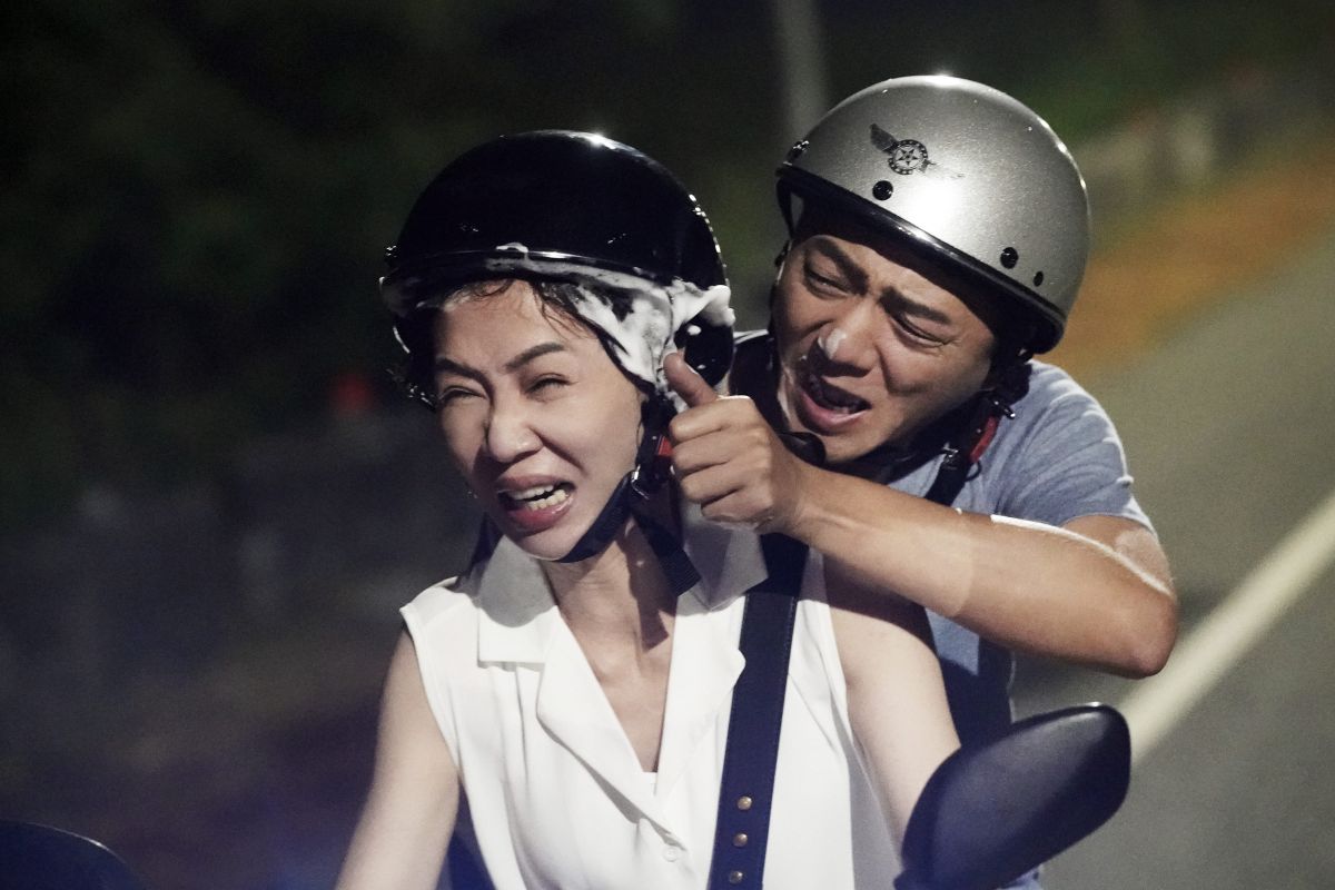 ▲謝盈萱（左）、藍葦華「中年蜜戀」創收視新高。（圖／華視、CATCHPLAY提供）