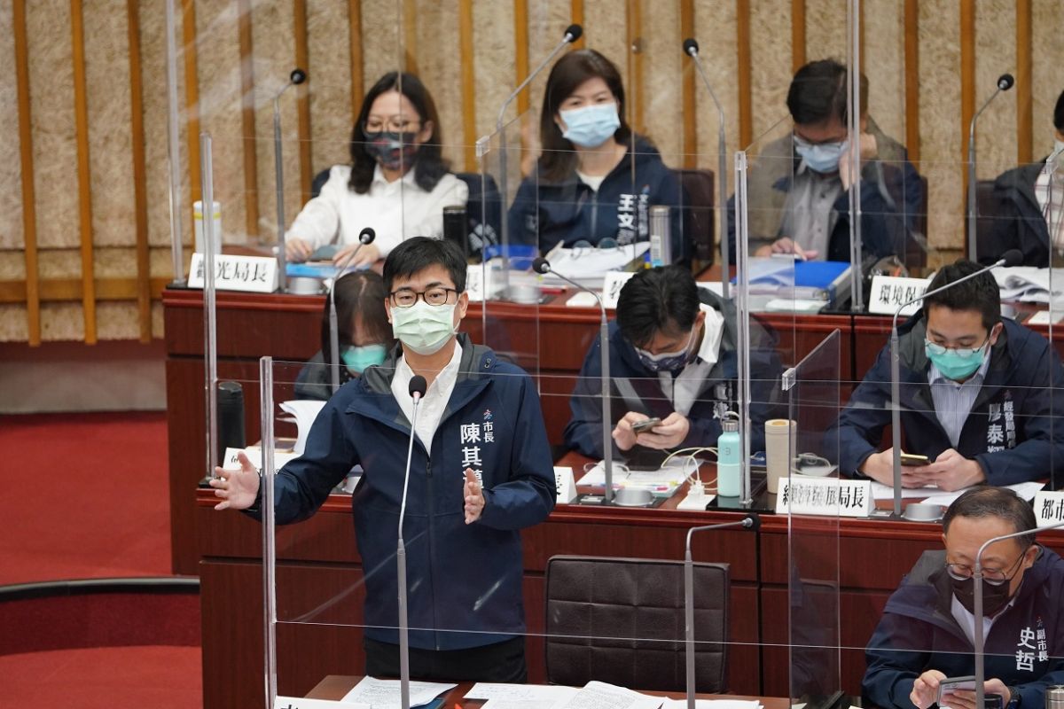 ▲高雄市議會國民黨籍的副議長陸淑美於今天總質詢時公開肯定市長陳其邁所率領的市府團隊戰戰兢兢為民服務，且建設不分藍綠，期盼高雄未來能夠更好。（圖／翻攝高雄市政府）