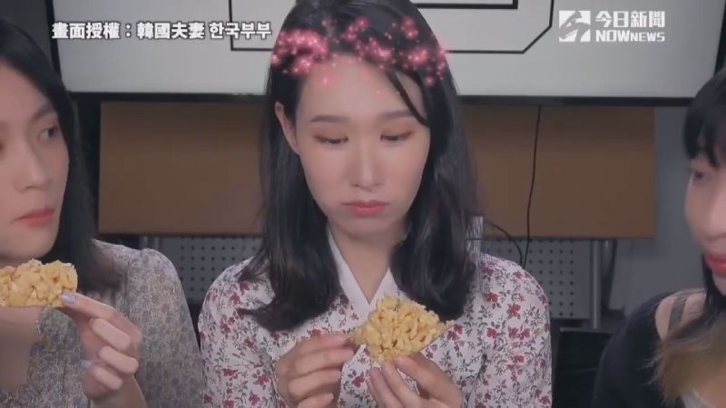 ▲吃到沙琪瑪的啵妮,大讚非常好吃。(圖/韓國夫妻