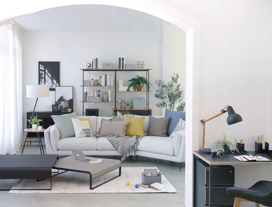 ▲HOLA委託尼爾森IQ市場調查研究公司進行《疫情居家生活調查》。發現民眾疫情期間，添購商品前三名依序為家用清潔(57%)、食品(57%)及休閒視聽(26%)，顯示休閒娛樂也是民眾關注焦點。（圖／HOLA提供）